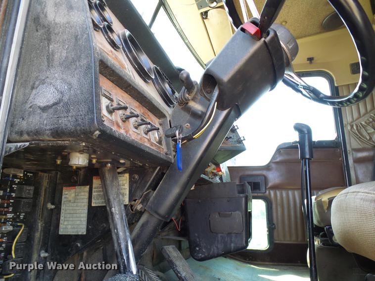 image for item DE5108 2000 Kenworth T800 semi truck