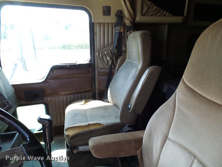 image for item DE5108 2000 Kenworth T800 semi truck