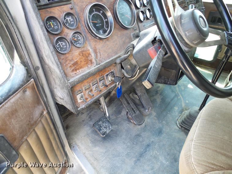 image for item DE5108 2000 Kenworth T800 semi truck