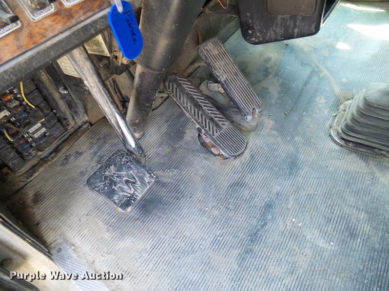 image for item DE5108 2000 Kenworth T800 semi truck