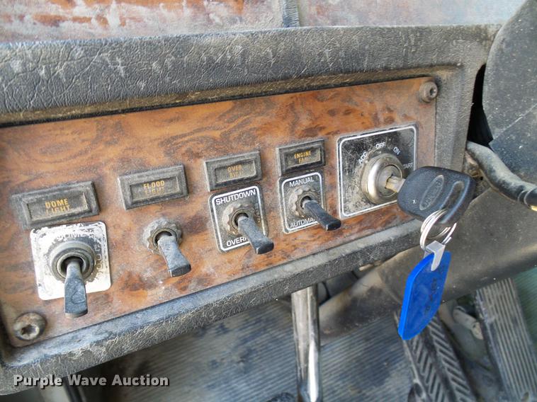 image for item DE5108 2000 Kenworth T800 semi truck