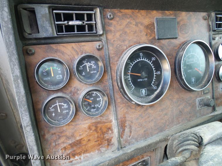 image for item DE5108 2000 Kenworth T800 semi truck