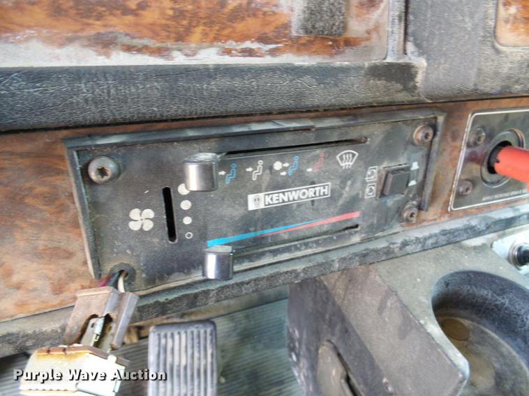 image for item DE5108 2000 Kenworth T800 semi truck