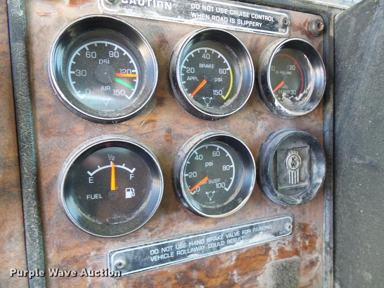 image for item DE5108 2000 Kenworth T800 semi truck