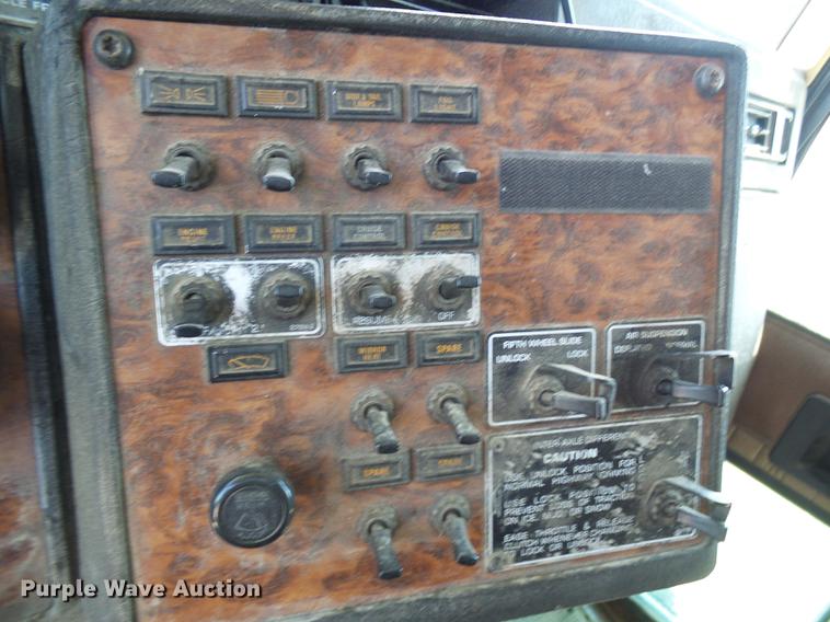 image for item DE5108 2000 Kenworth T800 semi truck