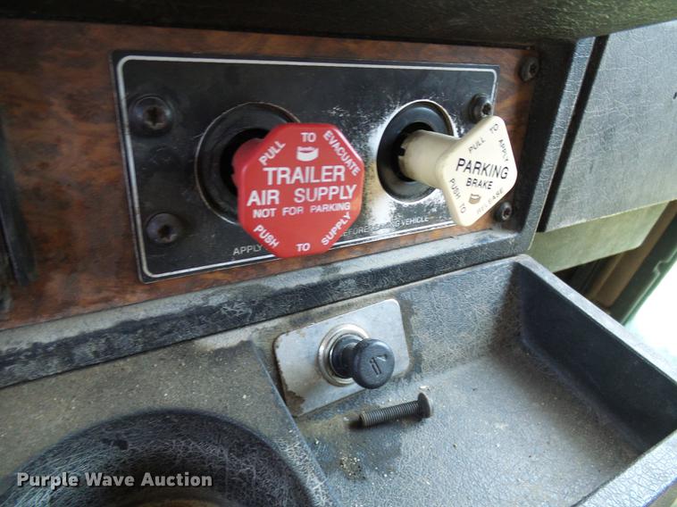 image for item DE5108 2000 Kenworth T800 semi truck