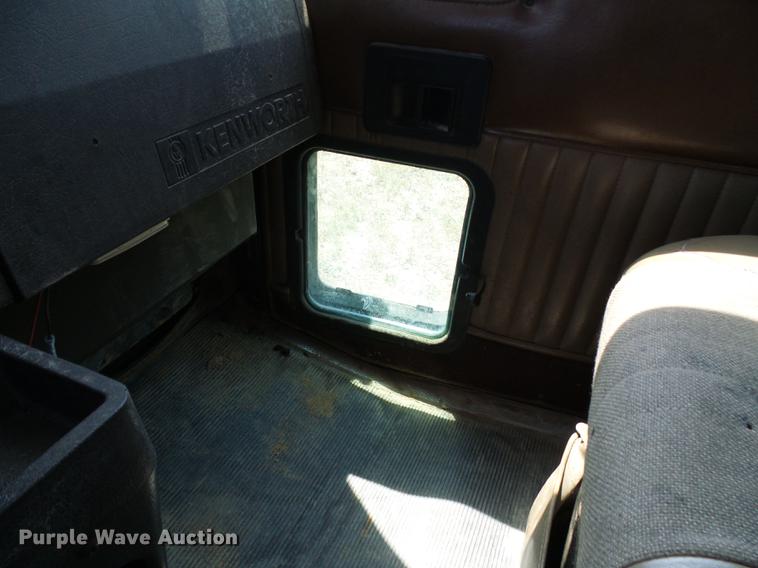 image for item DE5108 2000 Kenworth T800 semi truck