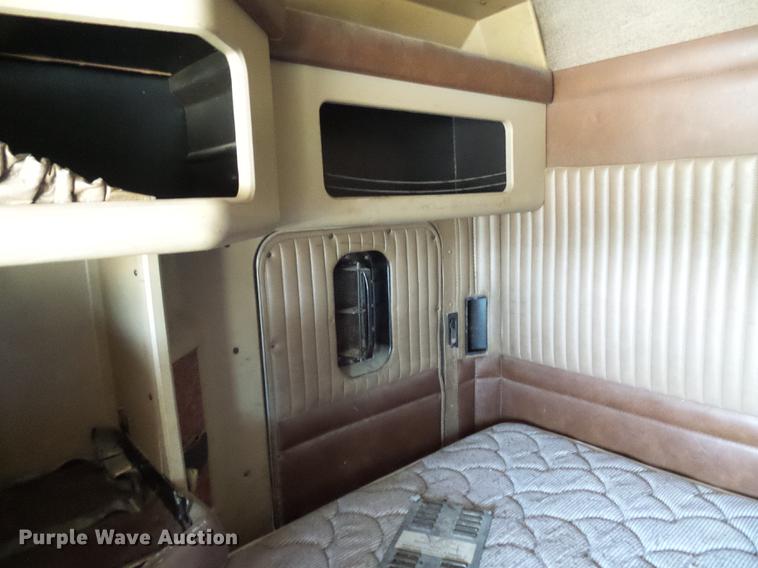 image for item DE5108 2000 Kenworth T800 semi truck