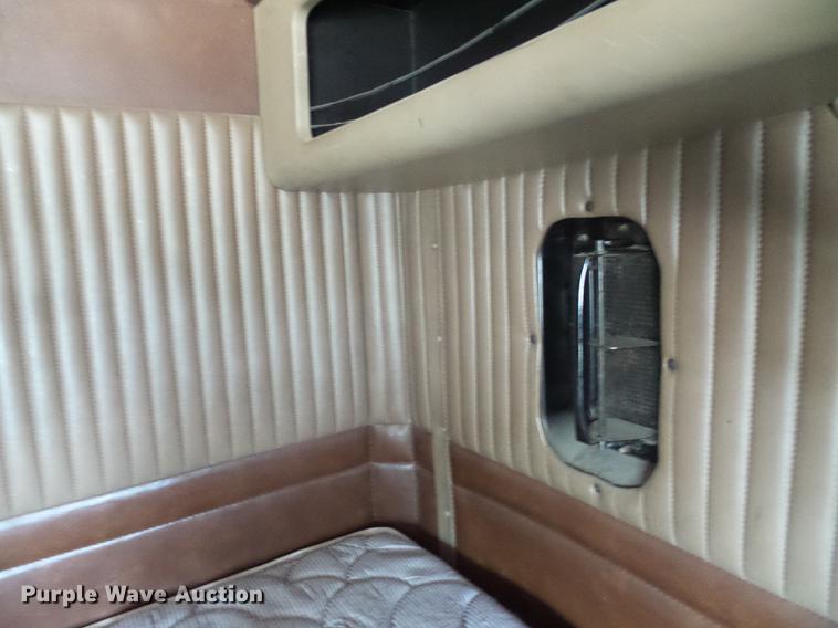 image for item DE5108 2000 Kenworth T800 semi truck