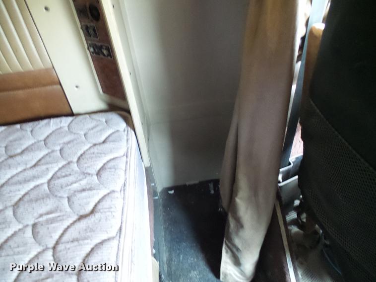 image for item DE5108 2000 Kenworth T800 semi truck