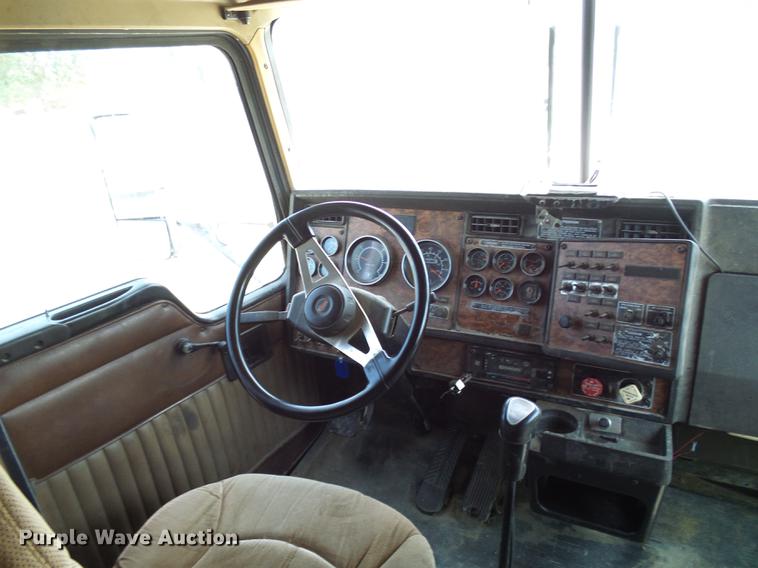 image for item DE5108 2000 Kenworth T800 semi truck