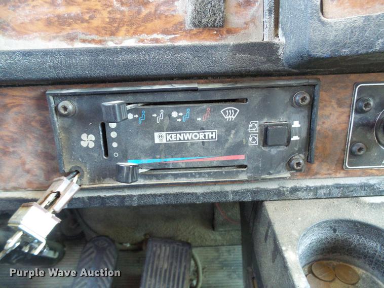 image for item DE5108 2000 Kenworth T800 semi truck