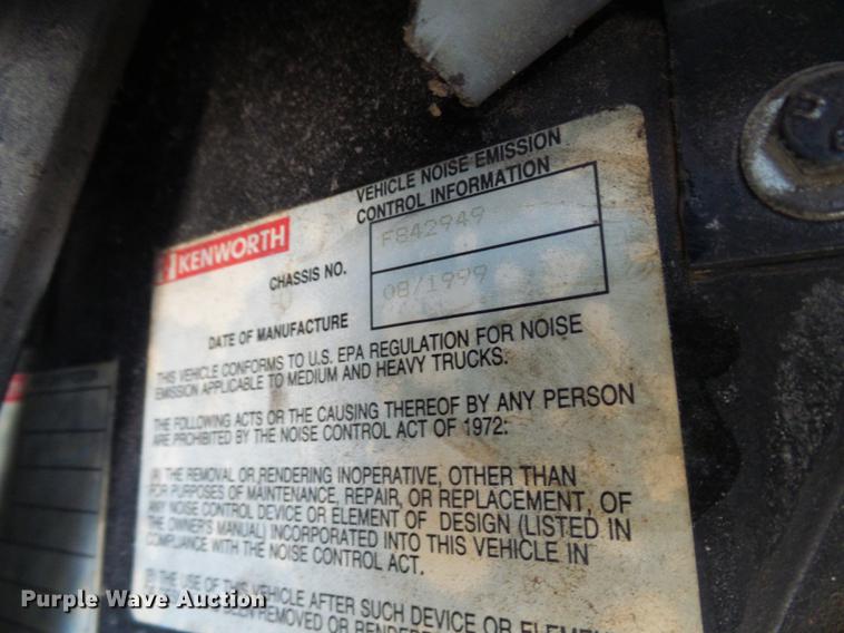 image for item DE5108 2000 Kenworth T800 semi truck
