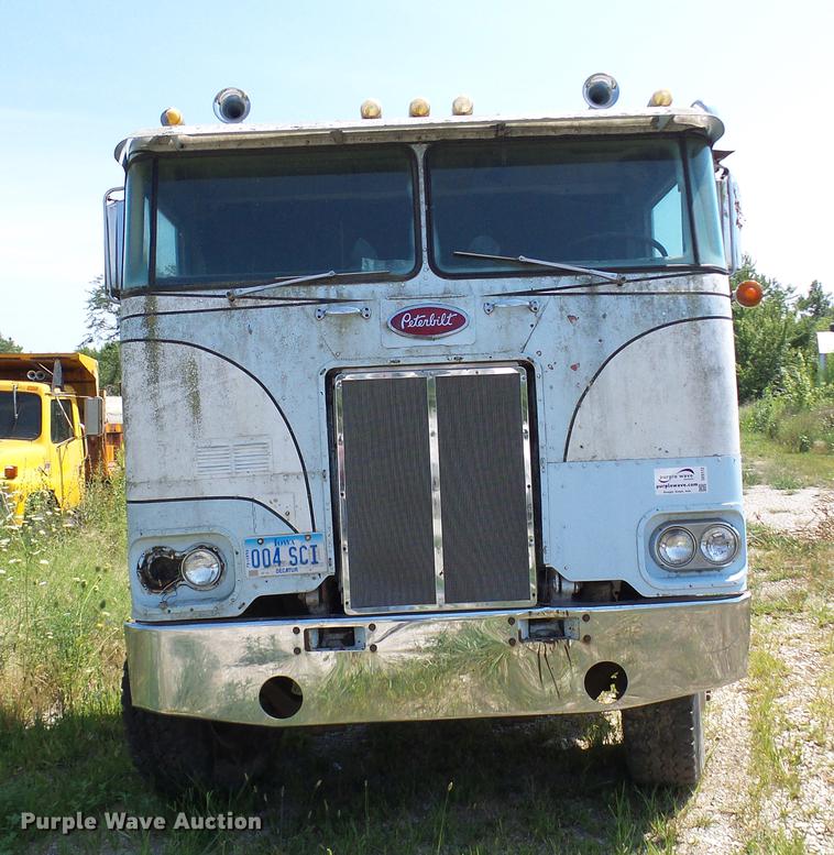 image for item DE5112 1976 Peterbilt semi truck
