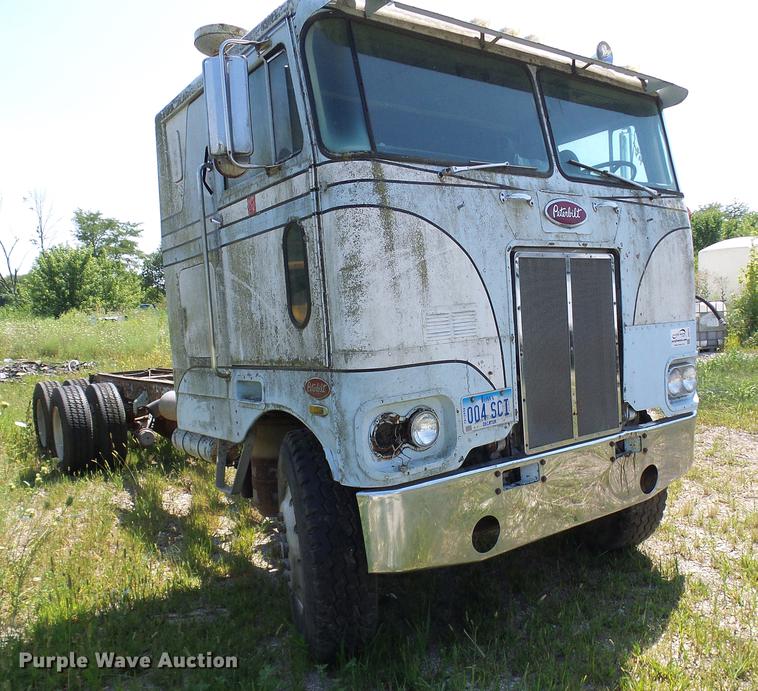 image for item DE5112 1976 Peterbilt semi truck