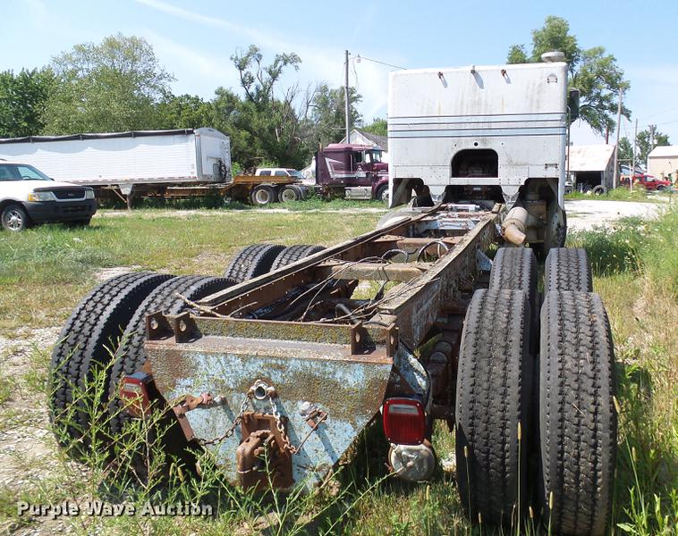 image for item DE5112 1976 Peterbilt semi truck