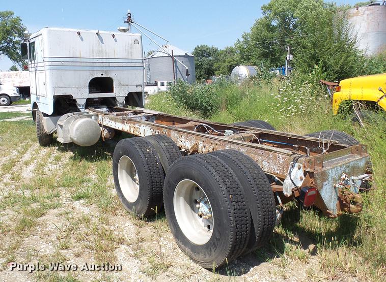 image for item DE5112 1976 Peterbilt semi truck