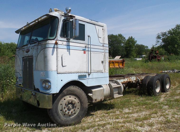 image for item DE5112 1976 Peterbilt semi truck