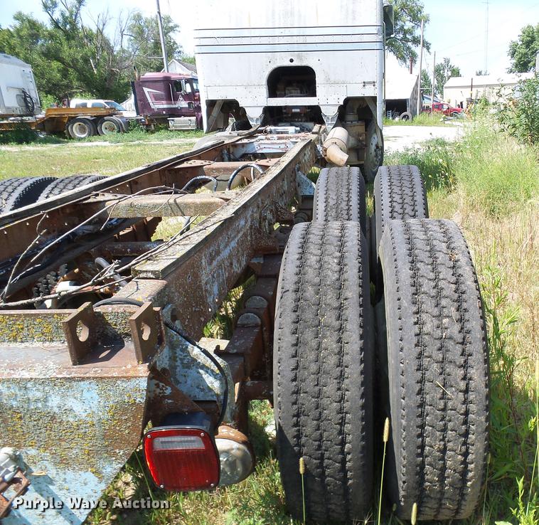 image for item DE5112 1976 Peterbilt semi truck