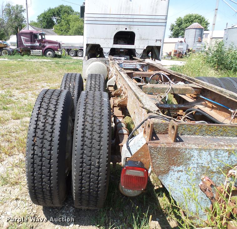 image for item DE5112 1976 Peterbilt semi truck