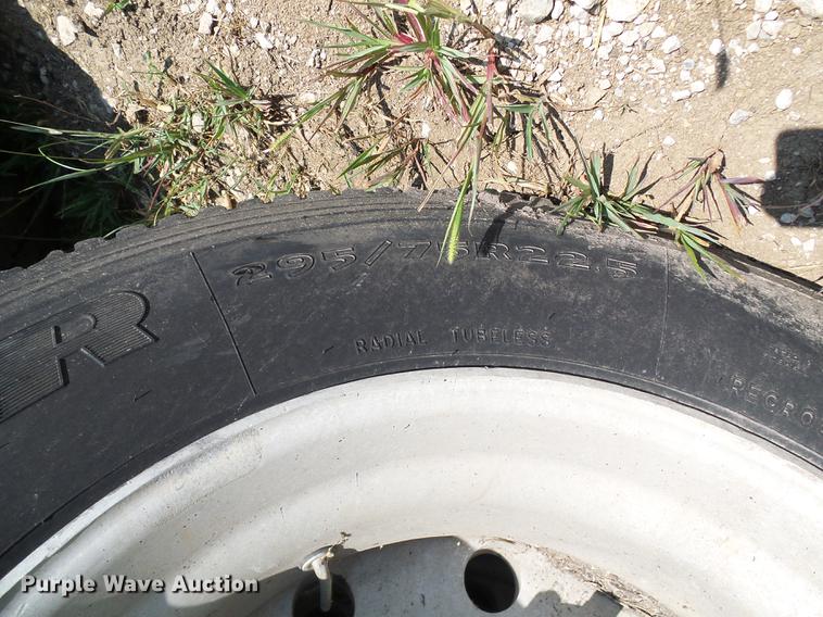 image for item DE5112 1976 Peterbilt semi truck