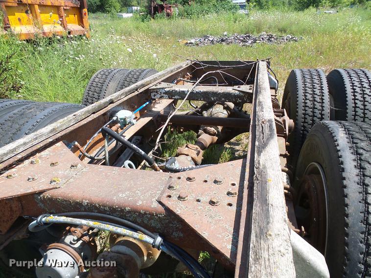 image for item DE5112 1976 Peterbilt semi truck