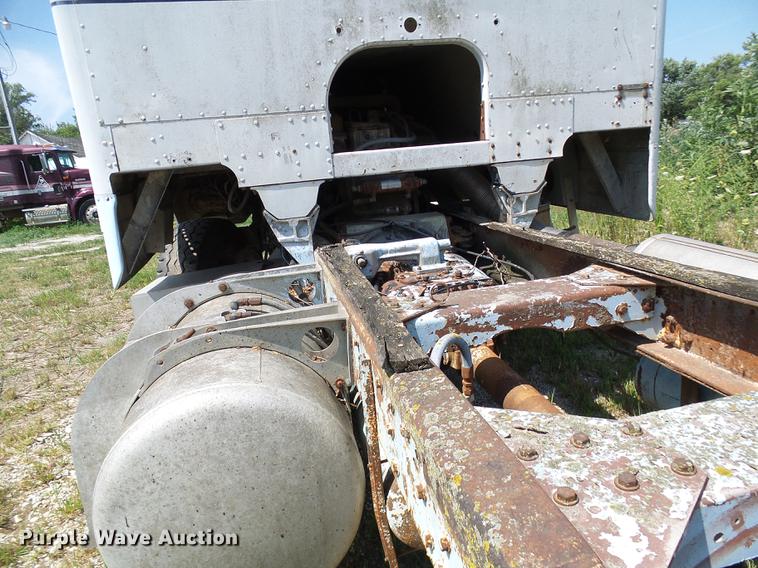 image for item DE5112 1976 Peterbilt semi truck