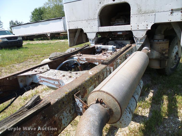 image for item DE5112 1976 Peterbilt semi truck