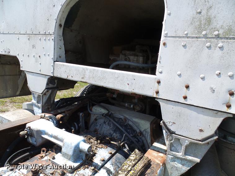 image for item DE5112 1976 Peterbilt semi truck