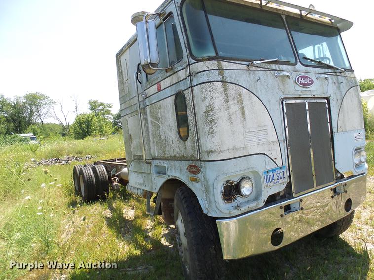 image for item DE5112 1976 Peterbilt semi truck