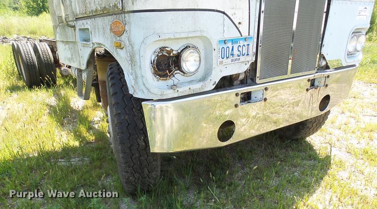 image for item DE5112 1976 Peterbilt semi truck