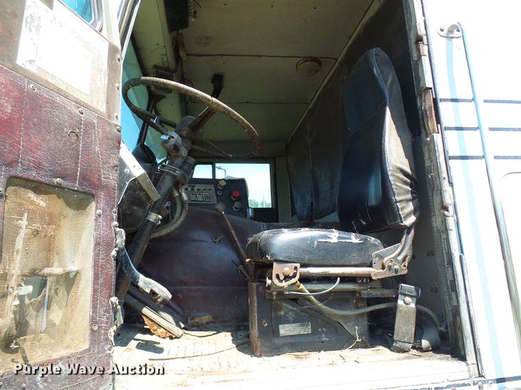 image for item DE5112 1976 Peterbilt semi truck