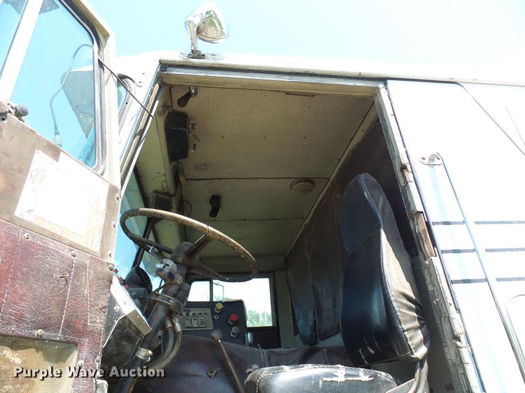 image for item DE5112 1976 Peterbilt semi truck