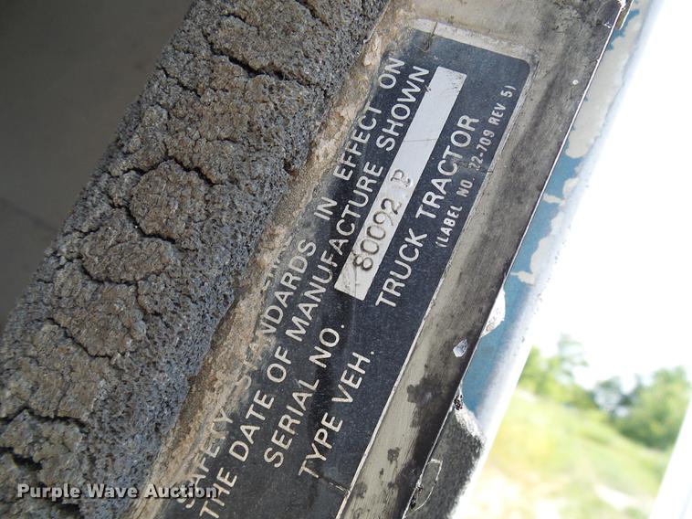 image for item DE5112 1976 Peterbilt semi truck