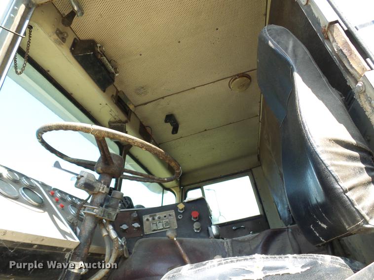 image for item DE5112 1976 Peterbilt semi truck