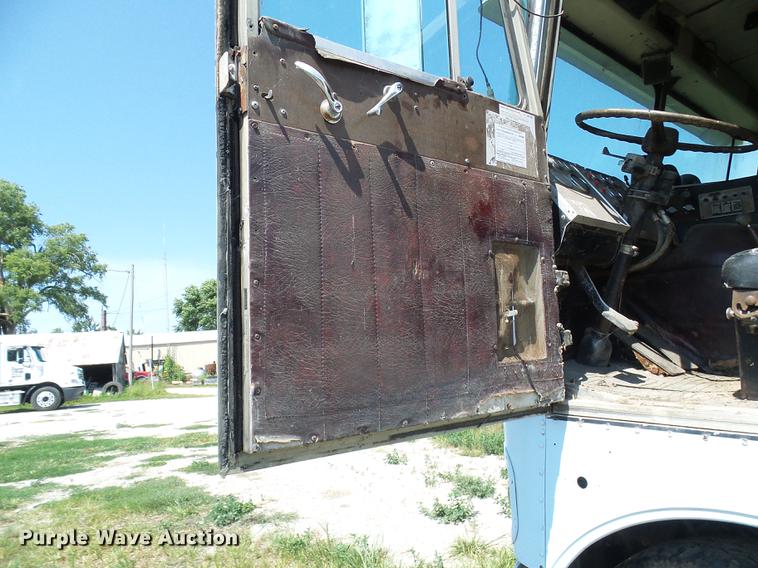 image for item DE5112 1976 Peterbilt semi truck