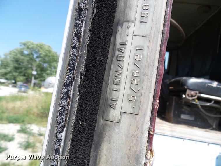 image for item DE5112 1976 Peterbilt semi truck