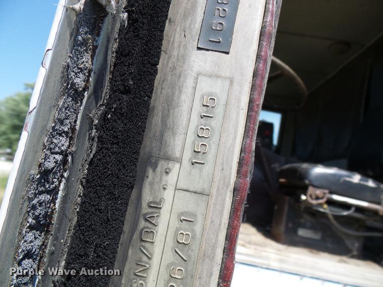 image for item DE5112 1976 Peterbilt semi truck