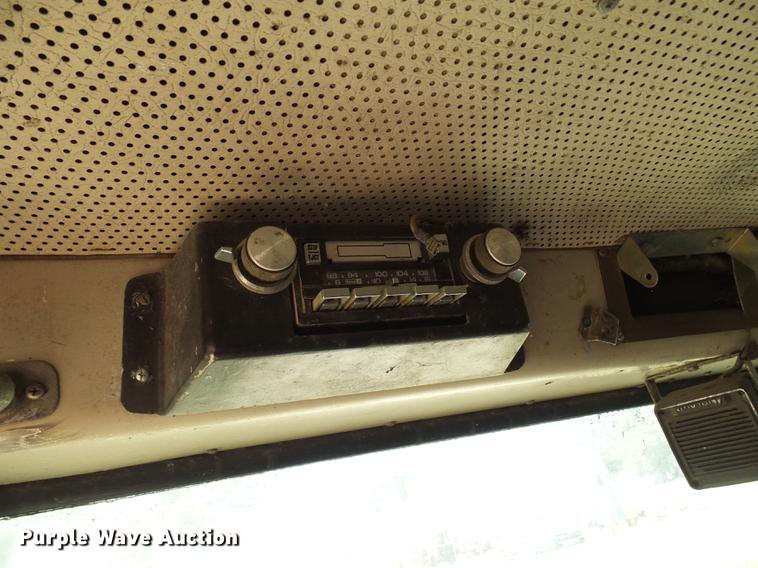 image for item DE5112 1976 Peterbilt semi truck