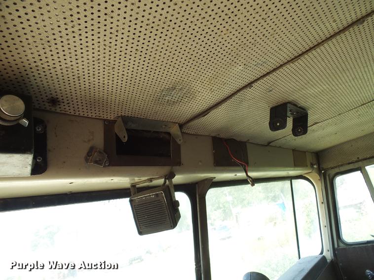 image for item DE5112 1976 Peterbilt semi truck