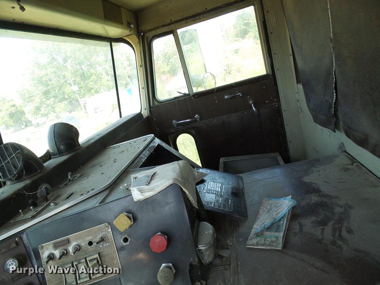 image for item DE5112 1976 Peterbilt semi truck