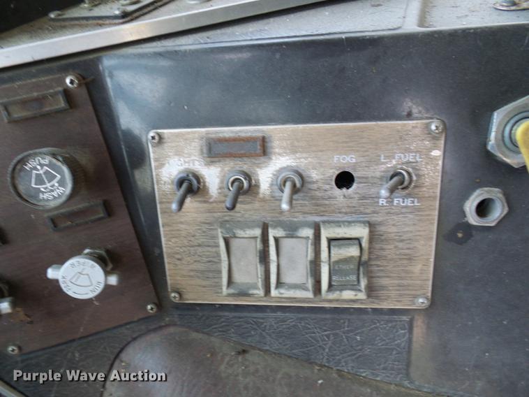 image for item DE5112 1976 Peterbilt semi truck