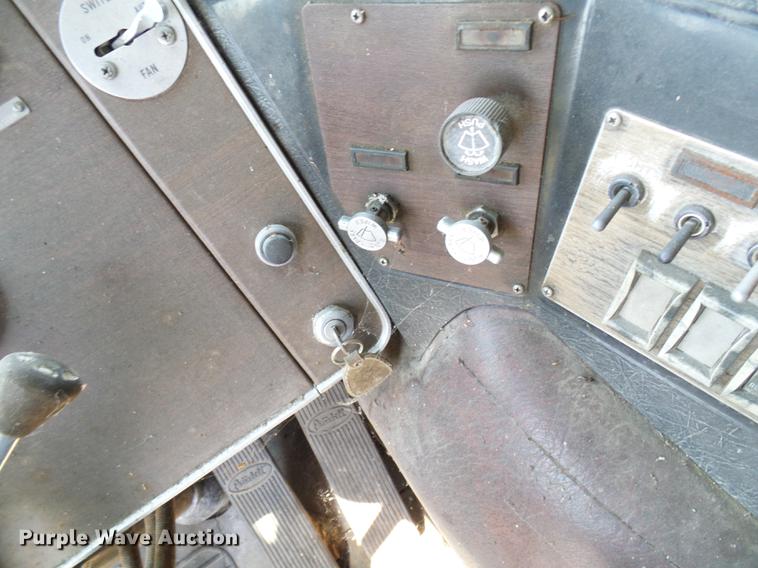 image for item DE5112 1976 Peterbilt semi truck