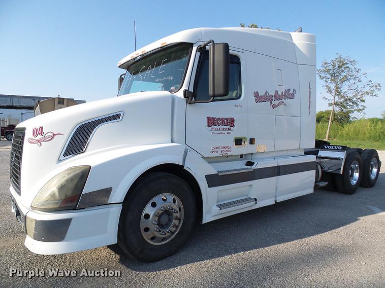 image for item DE5115 2004 Volvo VN semi truck