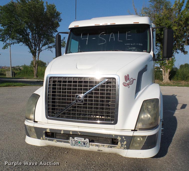 image for item DE5115 2004 Volvo VN semi truck