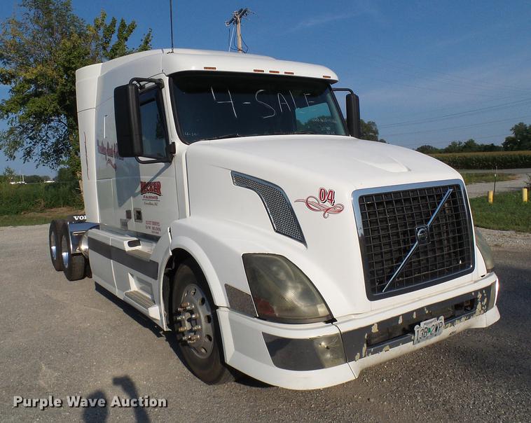 image for item DE5115 2004 Volvo VN semi truck