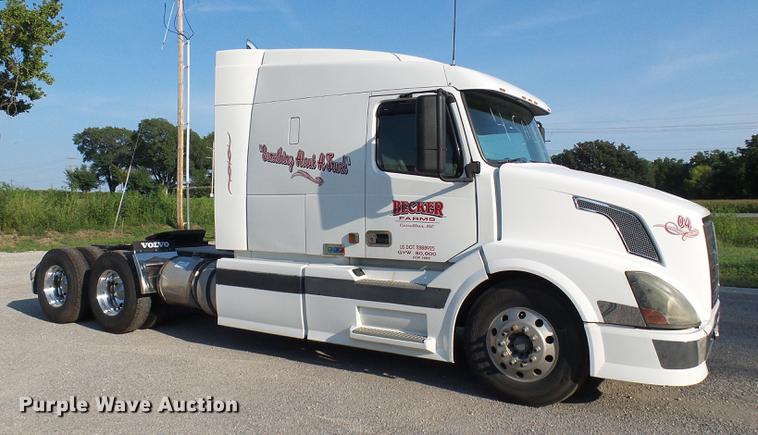 image for item DE5115 2004 Volvo VN semi truck