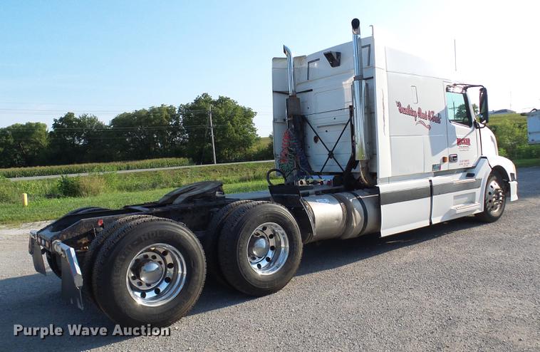 image for item DE5115 2004 Volvo VN semi truck