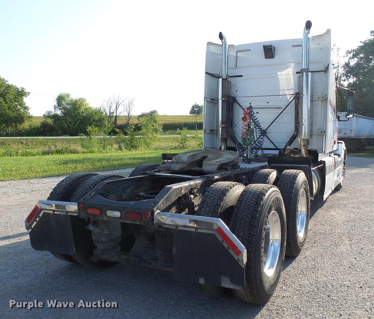 image for item DE5115 2004 Volvo VN semi truck