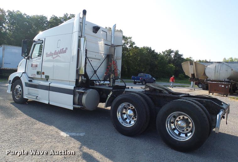 image for item DE5115 2004 Volvo VN semi truck